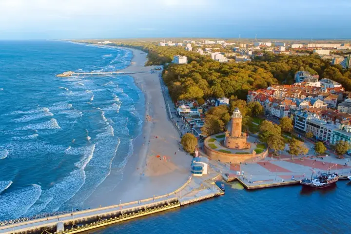 Lotnisko w Kołobrzegu? Sprawdź, jak dolecieć do kurortu!