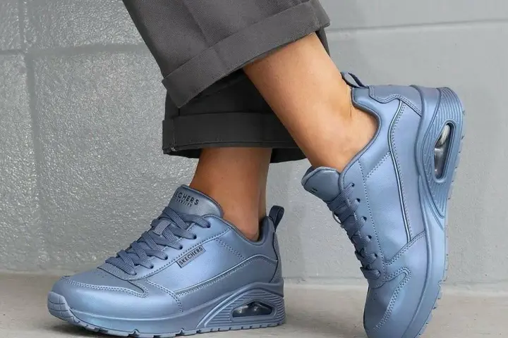 Un look moderno con deportivas mujer en azul metalizado. Perfectas para un estilo casual y cómodo.