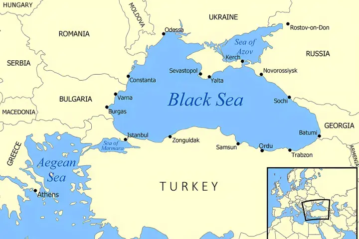 Mapa Morza Czarnego z zaznaczonym portem na Krymie, Sewastopolem, oraz innymi miastami nad jego brzegami.