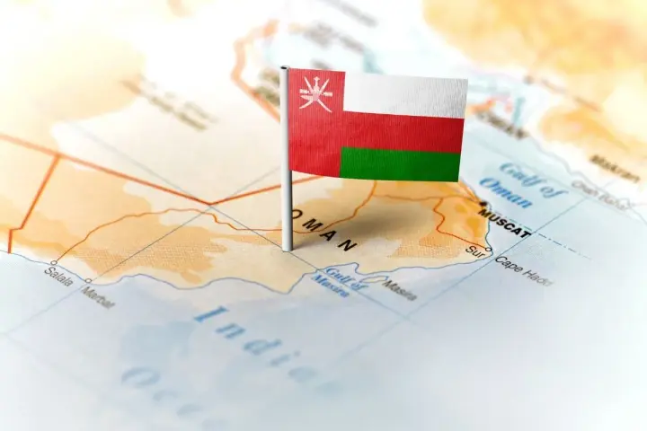 Flaga Omanu na mapie, nad Zatoką Omańską. Czy jest bezpiecznie podróżować do Omanu?