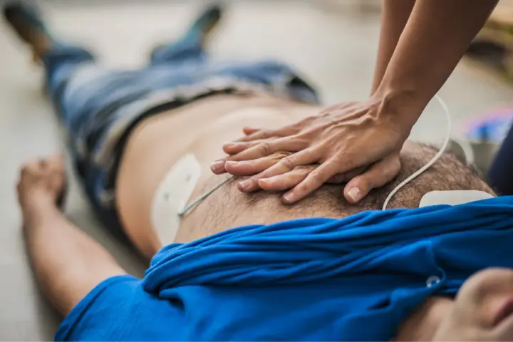 Kiedy użyć defibrylatora? Kluczowe informacje ratujące życie