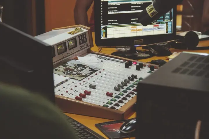 Konsola DJ-a i ekran z listą utworów, gdzie można usłyszeć najwięksi twórcy muzyki elektronicznej.