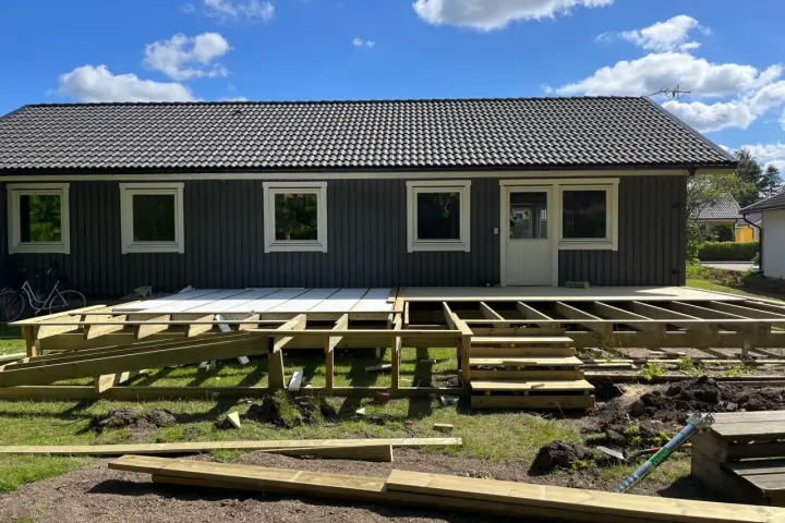 Ny altan byggs med tryckimpregnerat altan virke. Grunden är på plats, trappan tar form.