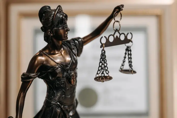 Statua della Giustizia con bilancia, simbolo di chi ha conseguito la laurea in legge o giurisprudenza.