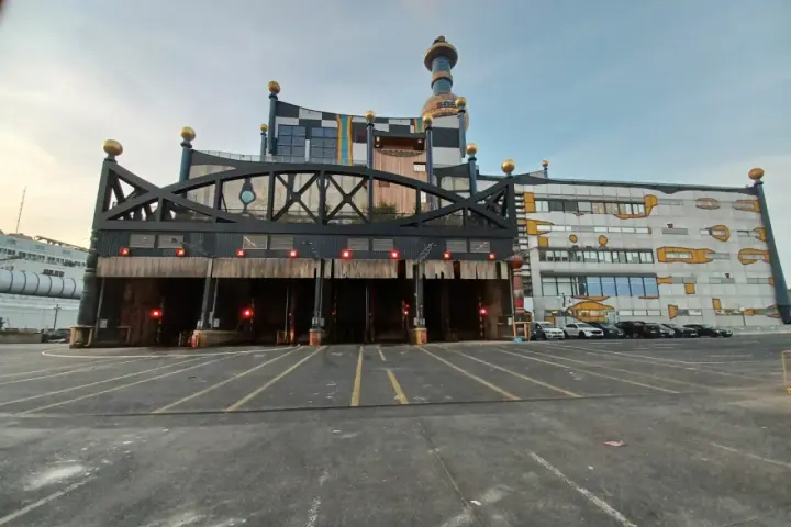 Spalarnia śmieci Wiedeń, znana jako Hundertwasserhaus, to kolorowy budynek z charakterystycznym kominem.