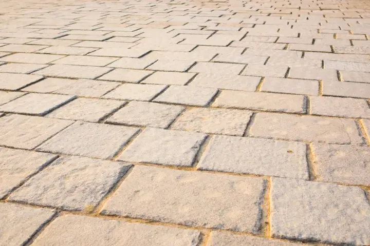 Czym fugować kostkę brukową, aby uniknąć kosztownych błędów?