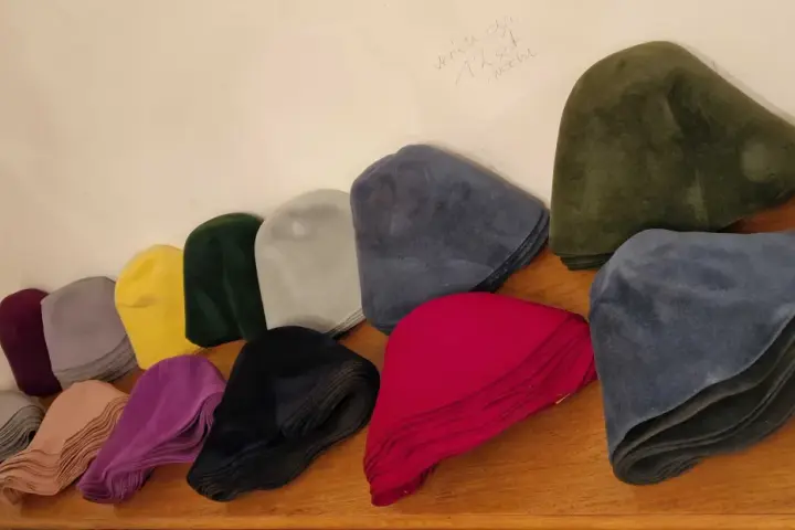 Czapka do sauny: Filc czy Wełna? Która ochroni Cię lepiej?