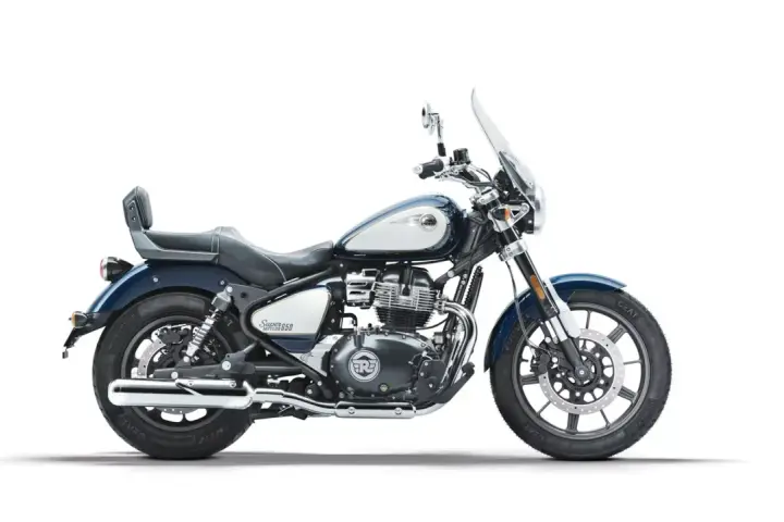 Royal Enfield Super Meteor 650: opiniones sobre su diseño cruiser azul y cromado, con asiento cómodo y parabrisas.