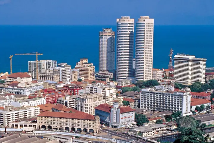 Panorama miasta Sri Lanka stolica, z nowoczesnymi wieżowcami i historyczną architekturą nad błękitnym oceanem.