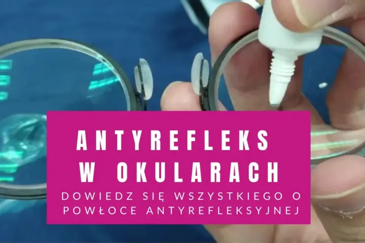 Czy okulary z antyrefleksem szkodzą? Dowiedz się o powłoce antyrefleksyjnej. Dłoń aplikuje płyn na soczewkę okularów.