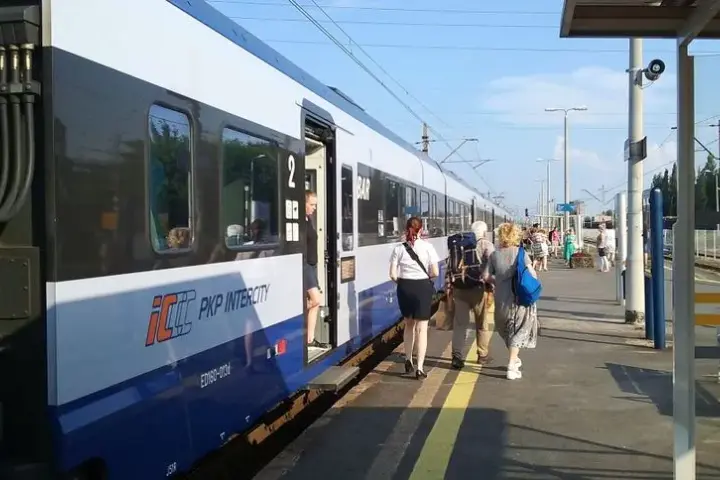 PKP Intercity: Wcześniejszy pociąg? Zmień bilet i jedź bez problemów!