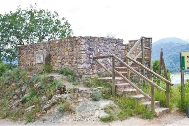 Mirador en la ruta Félix Rodríguez de la Fuente. Escaleras de piedra y madera suben a un muro de piedra.