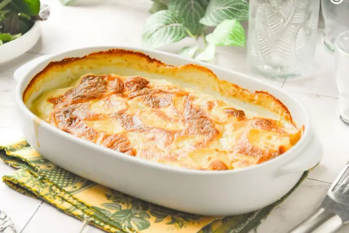 Graten de patatas cremoso y dorado, recién salido del horno, listo para ser disfrutado.