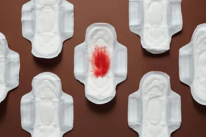 Skrzepy podczas miesiączki: Kiedy norma, a kiedy do lekarza?