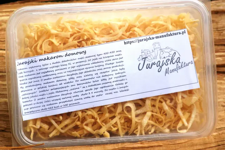 Jurajski makaron domowy, ręcznie robiony, z jajek i mąki, w porównaniu do kupnego ze sklepu, to prawdziwy rarytas.