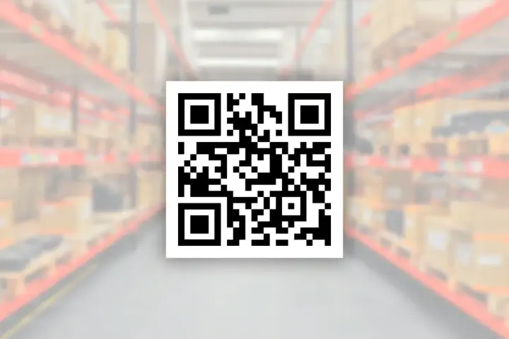 Kod kreskowy QR na tle magazynu z półkami pełnymi paczek. Szybkie skanowanie ułatwia zarządzanie zapasami.