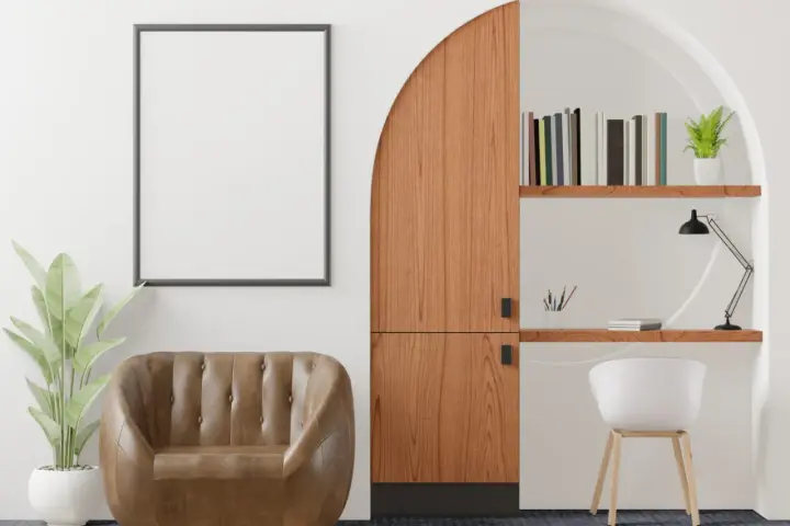 Accogliente nicchia nel muro salotto con poltrona in pelle, scrivania e libreria.