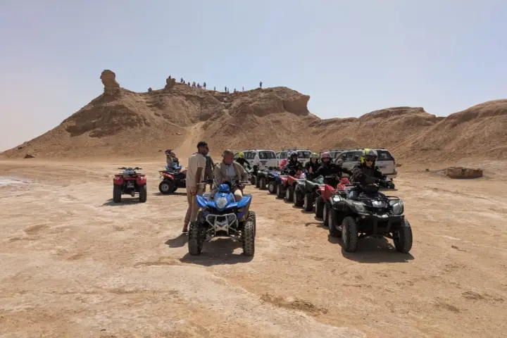 Un'avventura in Tunisia in moto in solitaria, tra dune desertiche e formazioni rocciose uniche. Un gruppo di quad pronti per l'esplorazione.