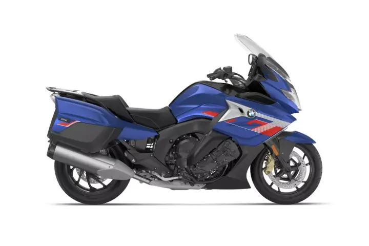 Niebieski motocykl BMW K1600GT z czerwonymi akcentami. Sprawdź bmw k1600gt dane techniczne, aby poznać szczegóły.