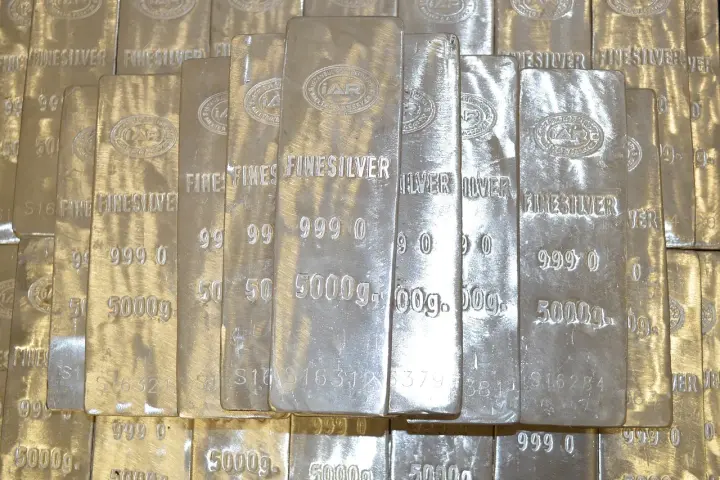 Sztabki czystego srebra, każda o wadze 5000g. Cena skupu srebra jest zmienna, ale widok tych sztabek budzi zainteresowanie inwestorów.