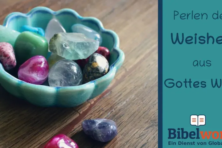 Bunte Edelsteine in einer Schale, die "Perlen der Weisheit aus Gottes Wort" symbolisieren.