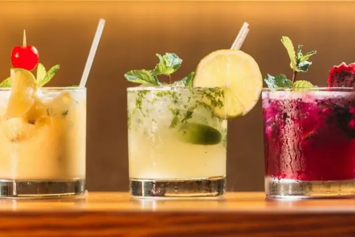 Przepisy na drinki z tonikiem 0%: Orzeźwiające mocktaile