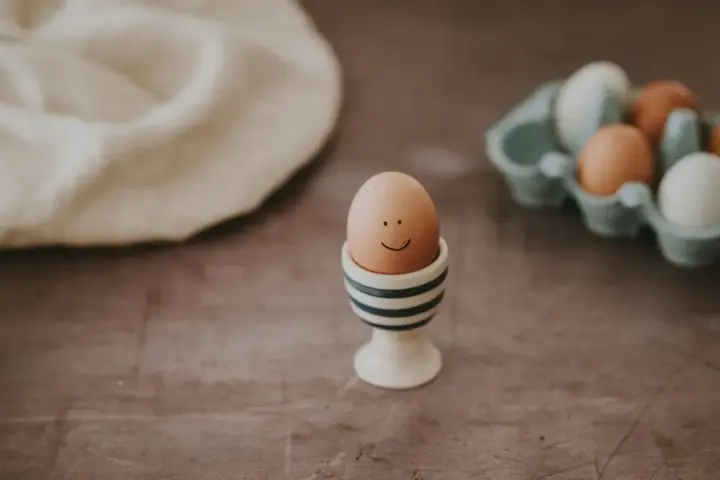 Uśmiechnięte jajko w kieliszku. Dowiedz się, jak wprowadzać jajko do diety niemowlaka, by maluch zdrowo rosł.