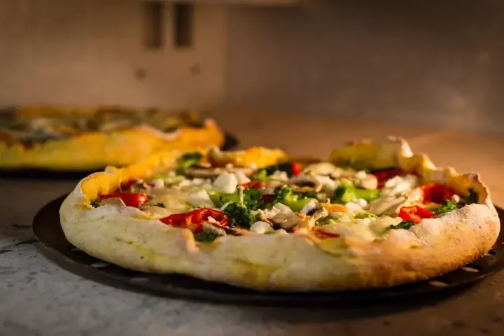 Jak piec pizzę w piekarniku, aby uniknąć mokrego ciasta?