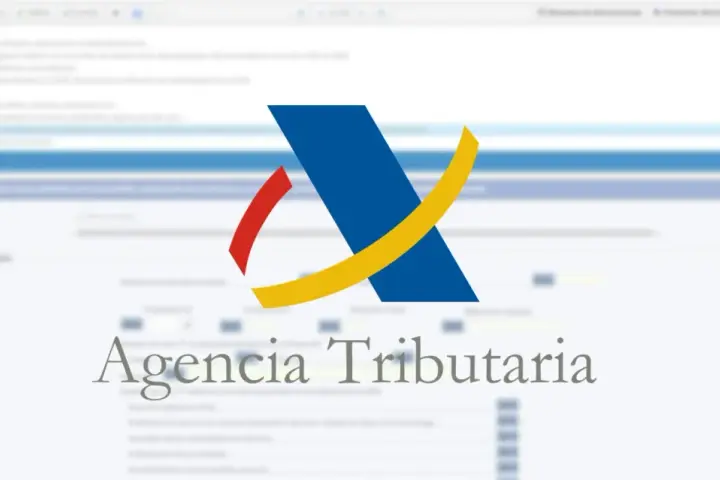 Logo de la Agencia Tributaria sobre un formulario de declaración de la renta. Aprende cómo declarar el alquiler en la renta.
