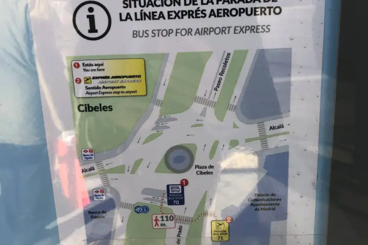 Mapa przystanków Airport Express w Madrycie. Wskazuje lokalizację "You are here" przy Plaza de Cibeles.