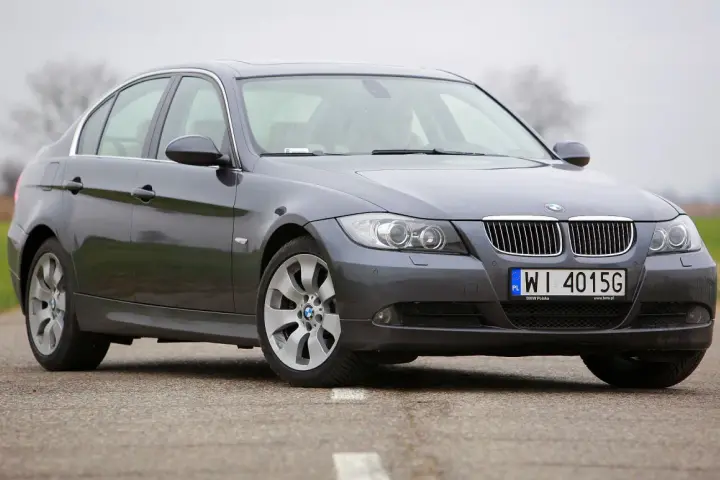 Szary sedan BMW E90 na drodze. Zastanawiasz się, jaki silnik ma to BMW E90?