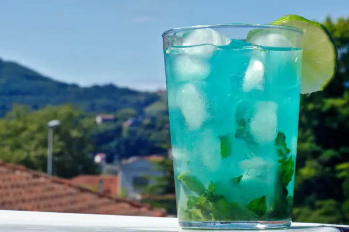 Orzeźwiający drink z blue curacao i sokiem jabłkowym na lato