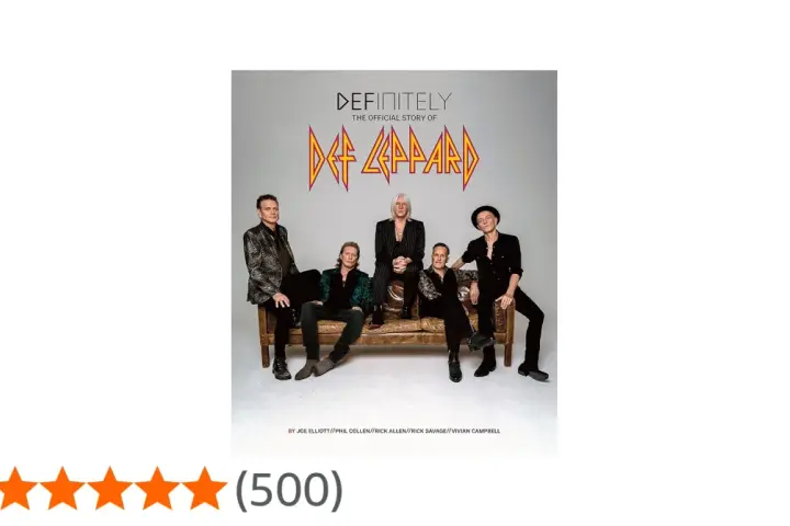 Okładka książki "Definitely: The Official Story of Def Leppard", z zespołem siedzącym na kanapie. Idealna dla fanów, którzy chcą poznać historię ich ulubionych **Def Leppard utwory**.
