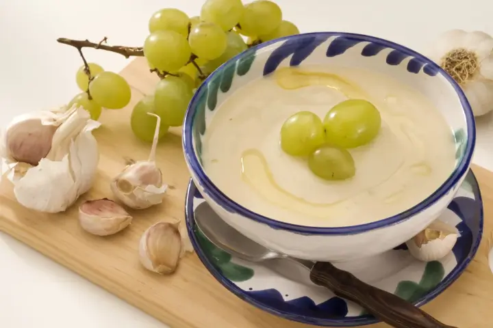 Ajoblanco en cuenco con uvas verdes, ajos y aceite de oliva.