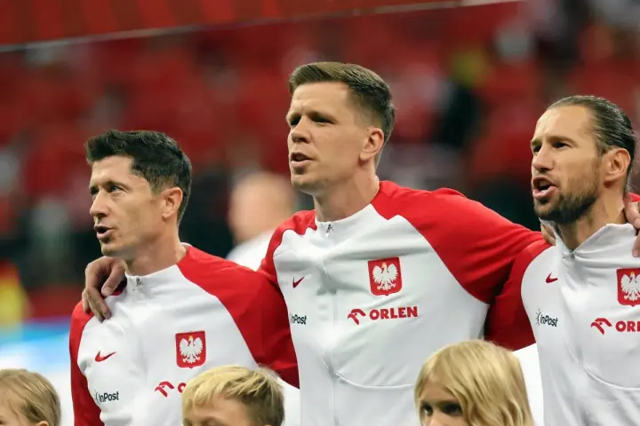 Piłkarze reprezentacji Polski, w tym Lewandowski, w biało-czerwonych strojach. Ich pozycja w rankingach jest ważna dla kibiców.