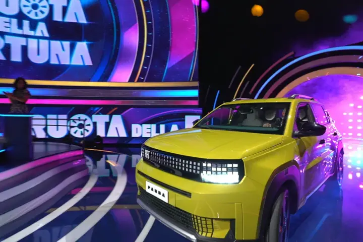 Żółty Fiat Panda wjeżdża na scenę programu "La Ruota Della Fortuna".