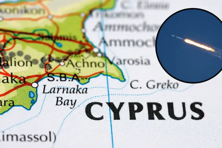 Mapa Cypru z zaznaczonym lotniskiem w Larnace. W okręgu widoczny start rakiety kosmicznej.