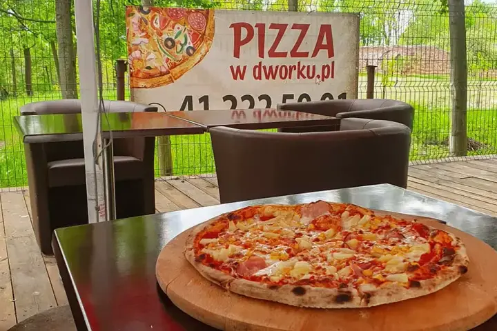 Pizza w dworku: Odkryj unikalne smaki i historię w Polsce!