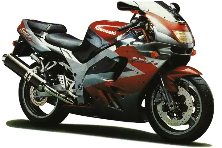 Sportowy motocykl Kawasaki ZX9R w czerwono-srebrnej kolorystyce, gotowy do jazdy.