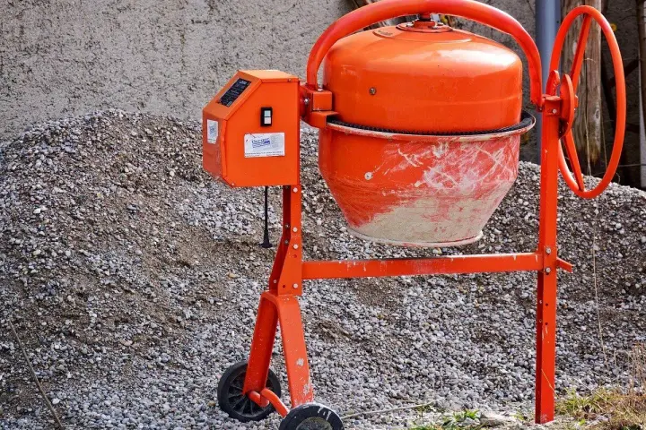 Pomarańczowa betoniarka gotowa do pracy. Z jej pomocą szybko przygotujesz beton B25 na budowę.