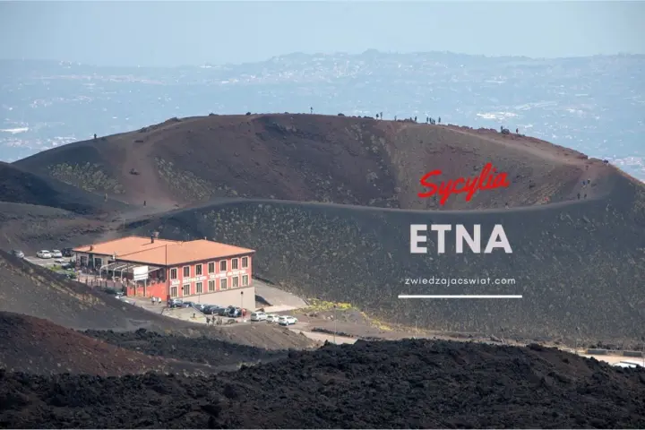 Wulkan Etna na Sycylii, z charakterystycznym budynkiem i turystami na zboczu. Odkryj niezwykłe walory przyrodnicze Włoch.