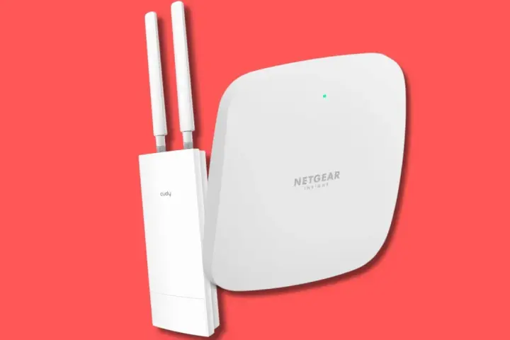 Due dispositivi per un **hot spot wifi** potente: un access point Cudy con antenne e un router Netgear Insight.
