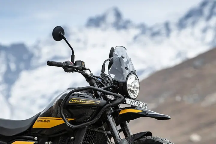Royal Enfield Himalayan 650 gotowy na przygodę w górach.