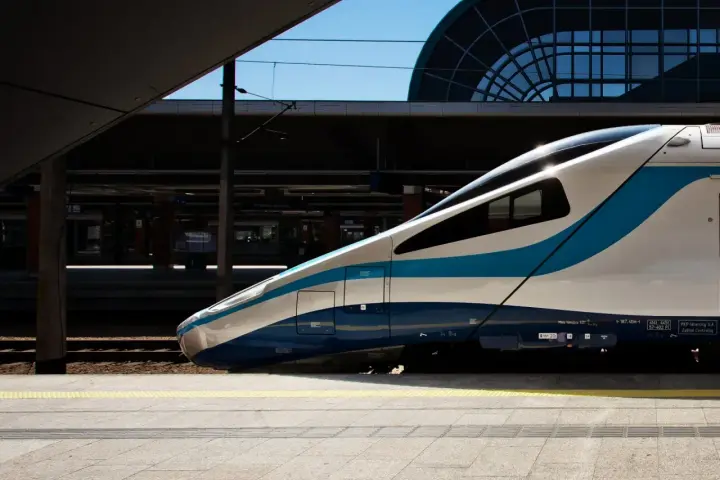 Nowoczesny pociąg Pendolino PKP Intercity na peronie. Zastanawiasz się, jak otworzyć drzwi w Intercity? Zwykle wystarczy nacisnąć przycisk lub lekko pchnąć.