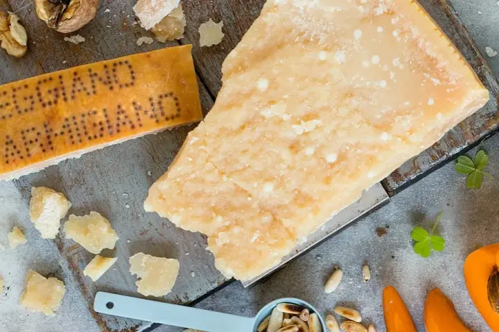 Parmezan z jakiego mleka? Odkryj tajemnice jego pochodzenia