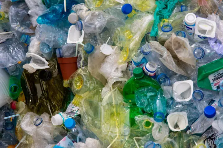 Góra plastiku: butelki, kubeczki, folie. To wszystko to odpady zmieszane, kod do segregacji.