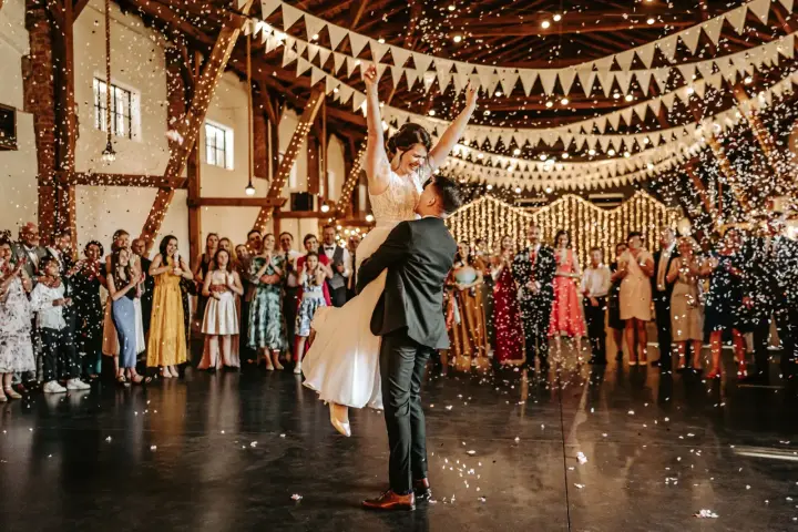 Para jak przygotować pierwszy taniec bez stresu? Proste układy dla amatorów, radość i konfetti na weselu.
