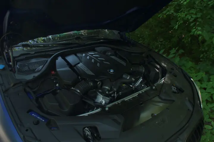 Silnik BMW z napisem "M Performance" gotowy do generowania potężnego momentu obrotowego.