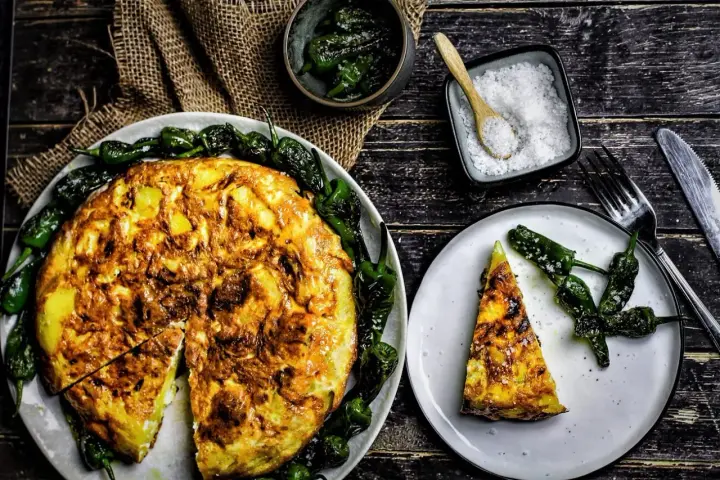Spanische Tortilla mit Kartoffeln und Paprika, ein köstliches spanische Tortilla Rezept, serviert mit Salz und Pimientos de Padrón.