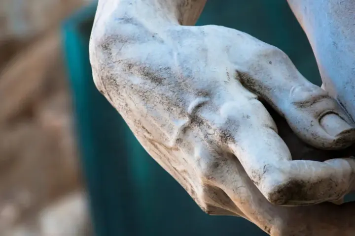 Détail d'une main sculptée, évoquant la puissance et la grâce d'une statue de Michel Ange.